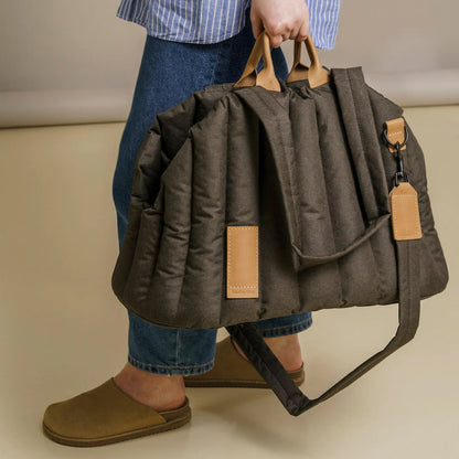 Lightweight Waterproof Pet Carrier Handbag for Dogs and Cats - Elegant and Functional Travel Accessory